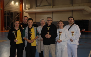 de gauche à droite :
Estelle, Grégory, Adrien, Marcelle (Pdte de La Cie), Alain, Audrey, Loïc